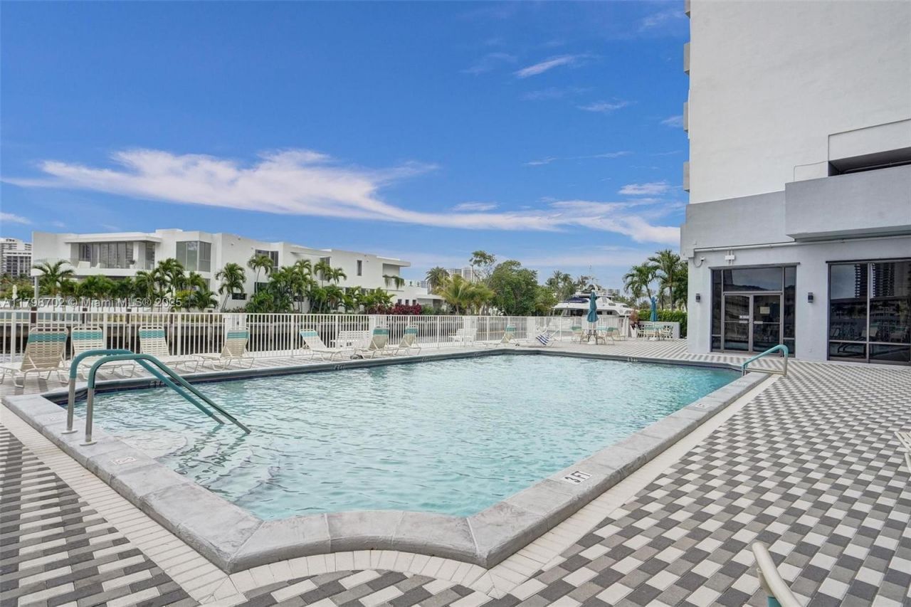 137 Golden Isles Dr, Unit 1105, Hallandale Beach, FL 33009 Photo