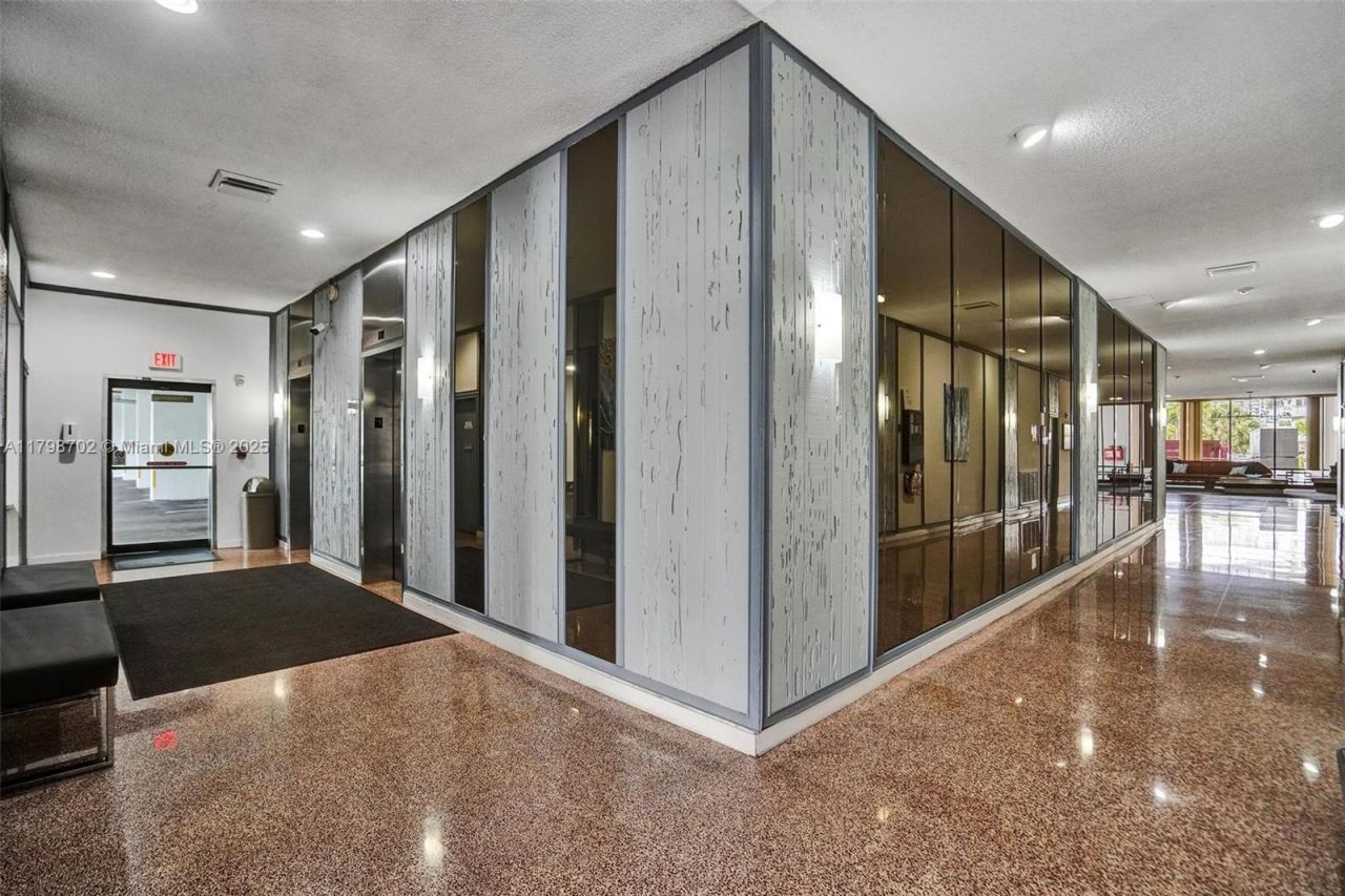 137 Golden Isles Dr, Unit 1105, Hallandale Beach, FL 33009 Photo