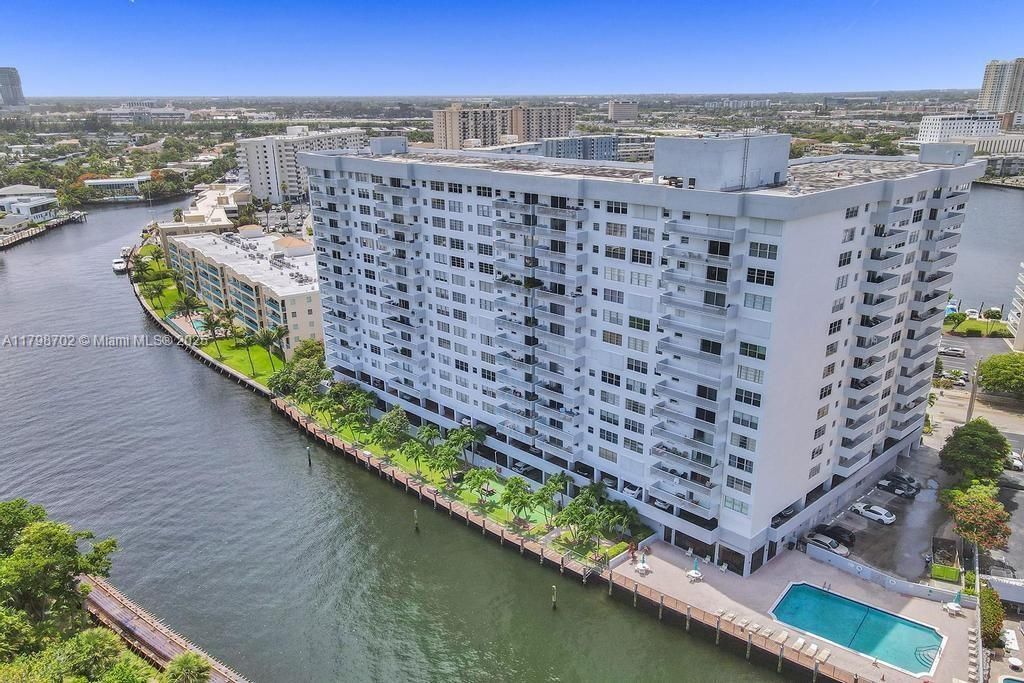 137 Golden Isles Dr, Unit 1105, Hallandale Beach, FL 33009 Photo