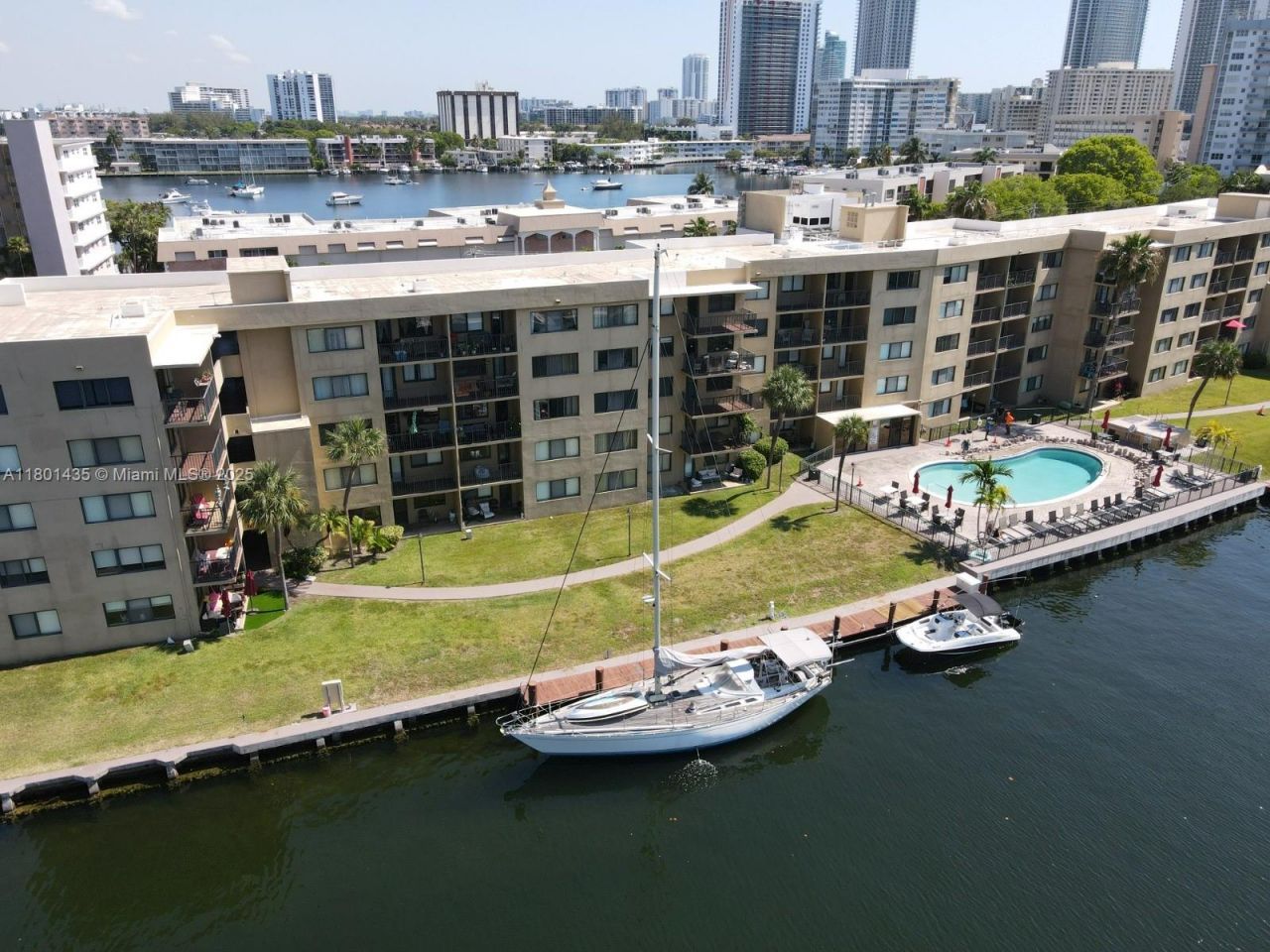 301 Golden Isles Dr, Unit 203, Hallandale Beach, FL 33009 Photo