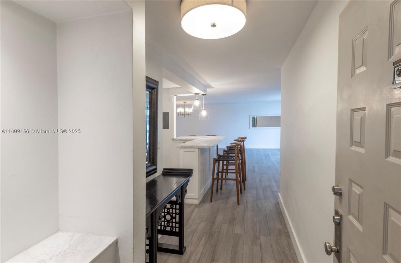 6061 Collins Ave, Unit 7D, Miami Beach, FL 33140 Photo