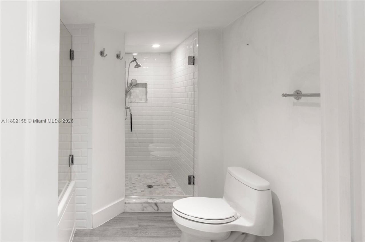 6061 Collins Ave, Unit 7D, Miami Beach, FL 33140 Photo