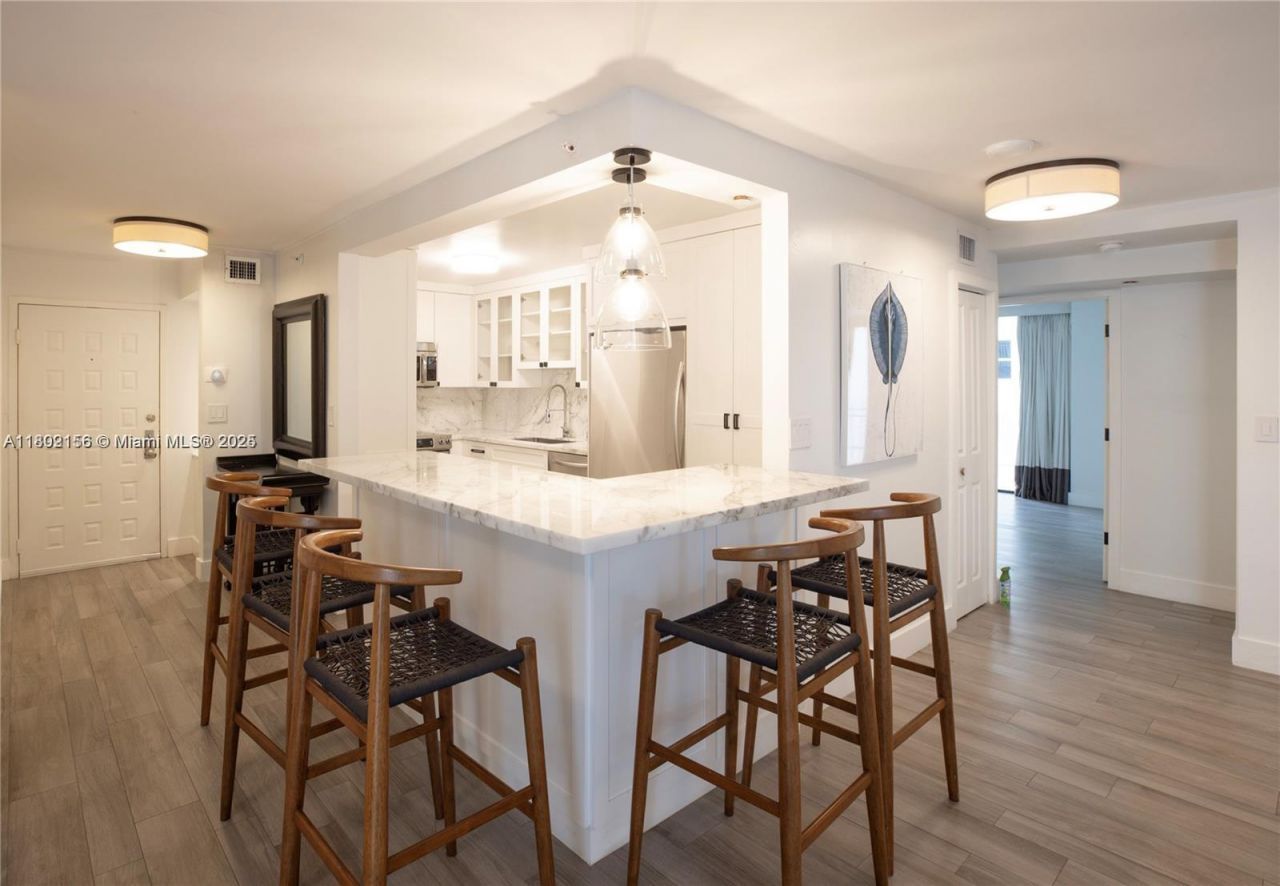 6061 Collins Ave, Unit 7D, Miami Beach, FL 33140 Photo