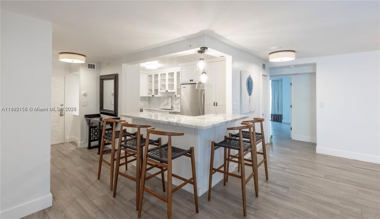 6061 Collins Ave, Unit 7D, Miami Beach, FL 33140 Photo