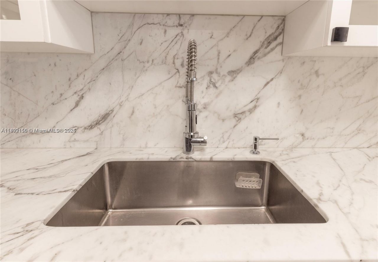 6061 Collins Ave, Unit 7D, Miami Beach, FL 33140 Photo