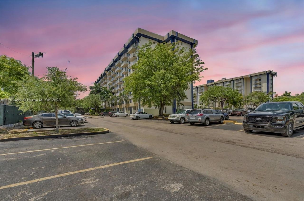 4550 NW 9th St, Unit 106E, Miami, FL 33126 Photo