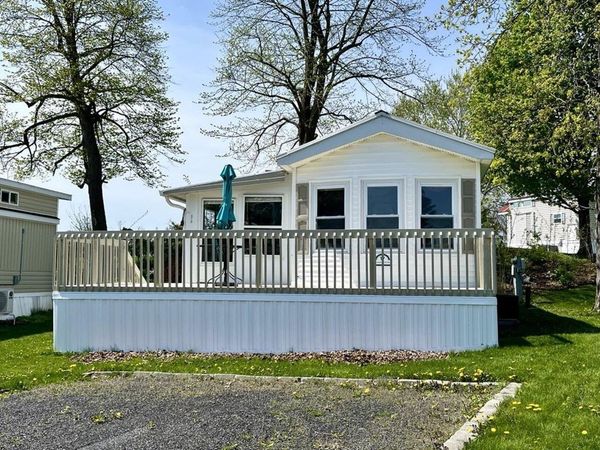 17 Jonathan Circle, South Hero, VT 05486