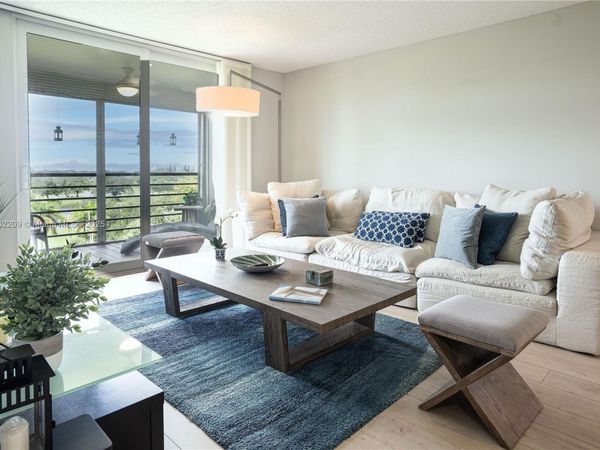 900 Saint Charles Pl, Unit 621, Pembroke Pines, FL 33026