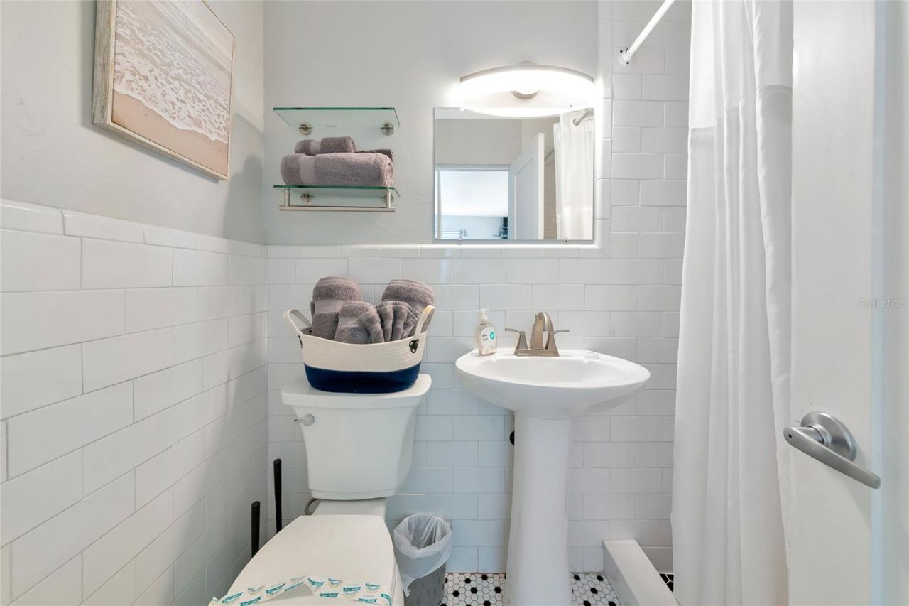 170 Roosevelt Drive, Unit 2, Sarasota, FL 34236 Photo