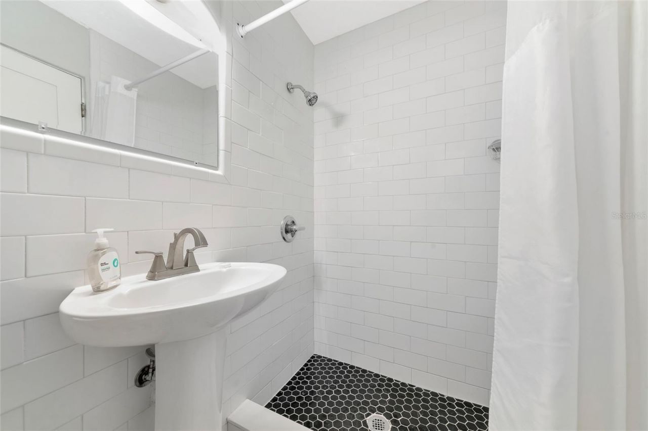 170 Roosevelt Drive, Unit 2, Sarasota, FL 34236 Photo