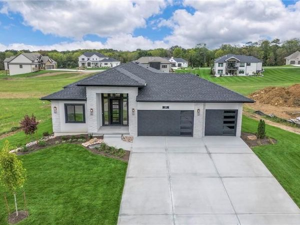 565 South Shore Drive, Lake Winnebago, MO 64034