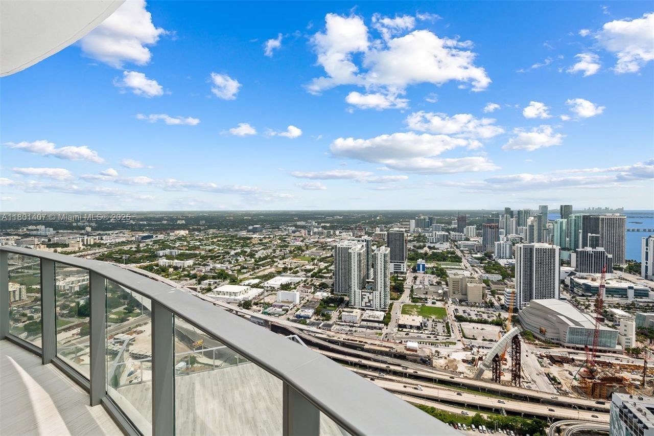 851 NE 1st Ave, Unit PH 5401, Miami, FL 33132 Photo