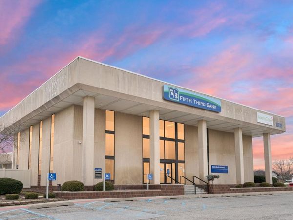 808 Vale Park Road, Valparaiso, IN 46383