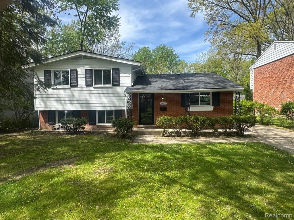 29807 Spring Hill Drive, Southfield, MI 48076 Main Photo