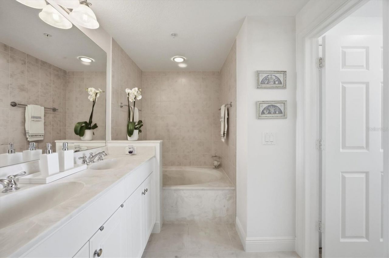 800 N Tamiami Trail, Unit 604, Sarasota, FL 34236 Photo