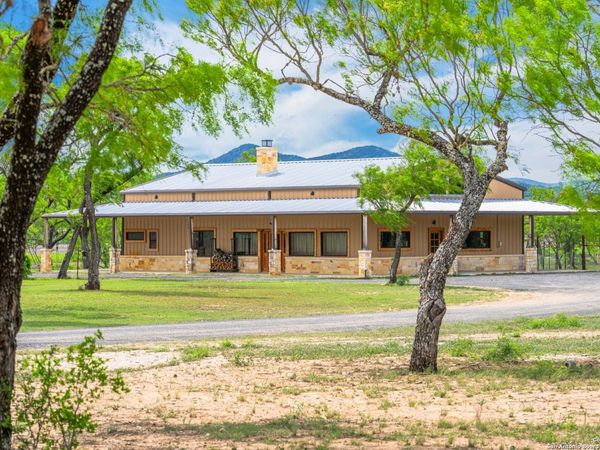 1065 B & R, Utopia, TX 78884