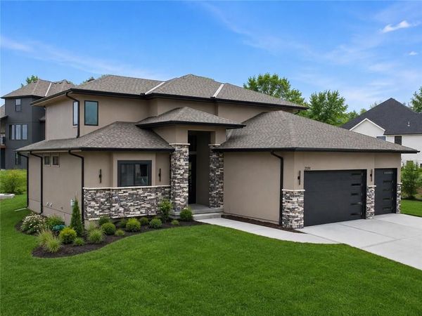 2531 NE Woodland Oak Circle, Lee's Summit, MO 64086