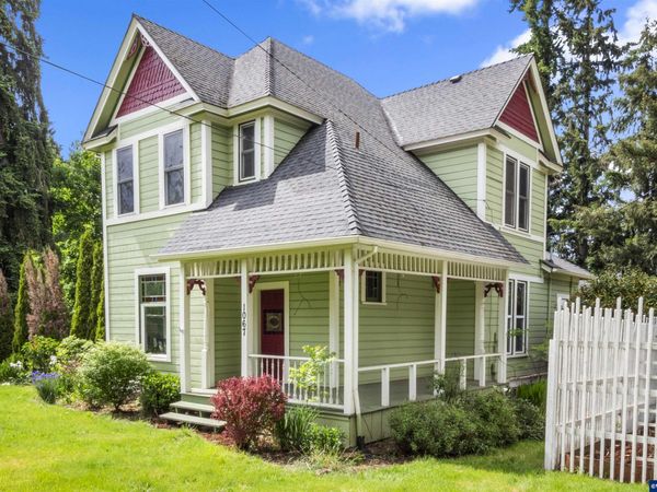 1067 Oak St, Silverton, OR 97381