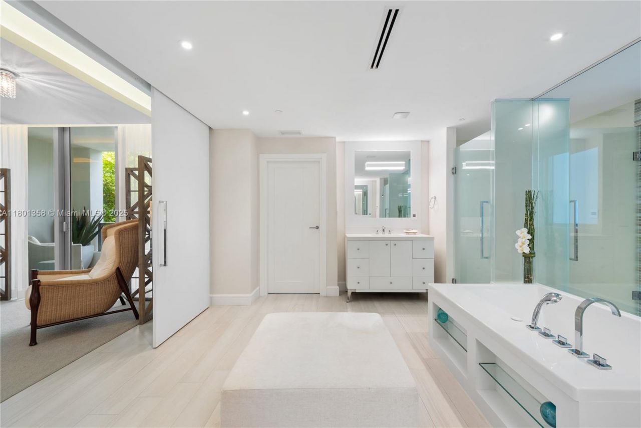 125 Ocean Dr, Unit U-0203, Miami Beach, FL 33139 Photo