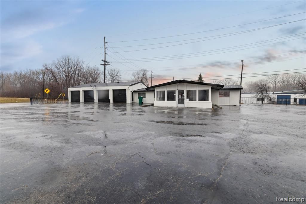 2020 Dixie, Waterford Township, MI 48328 Main Photo