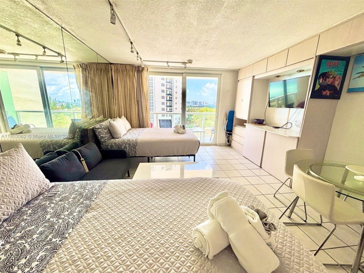 19201 Collins Ave, Unit 606, Sunny Isles Beach, FL 33160 Photo