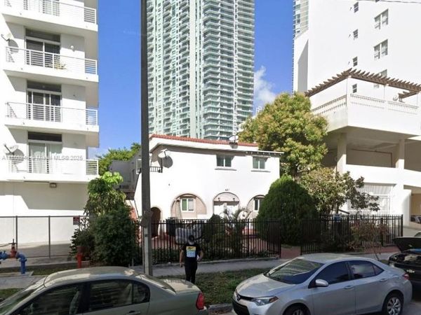 437 NE 30th St, Miami, FL 33137