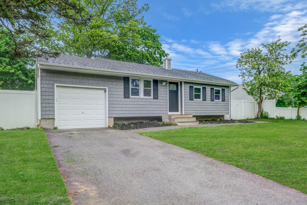 213 Stuyvesant Drive, Selden, NY 11784 Main Photo