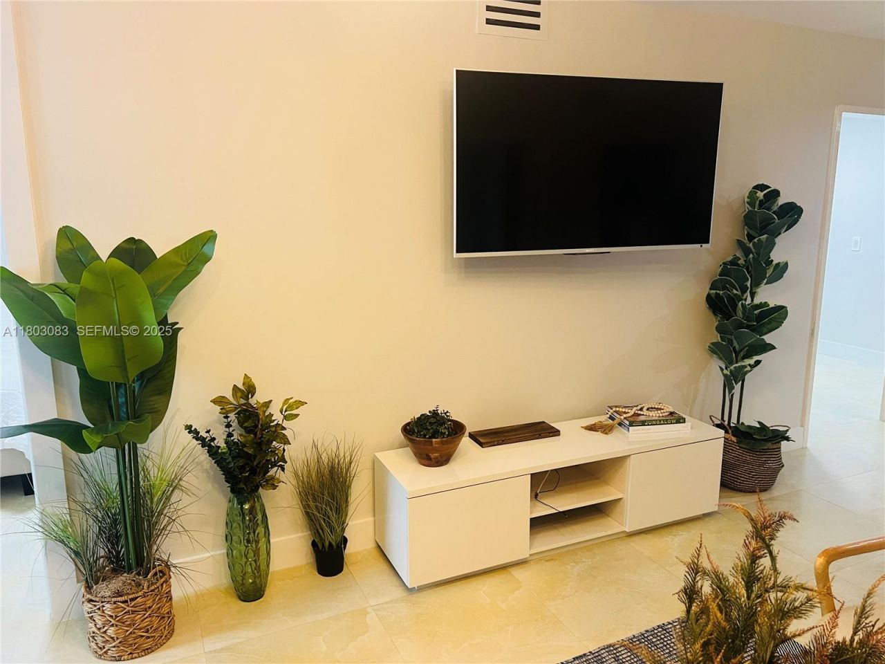 5225 Collins Ave, Unit 914, Miami Beach, FL 33140 Photo