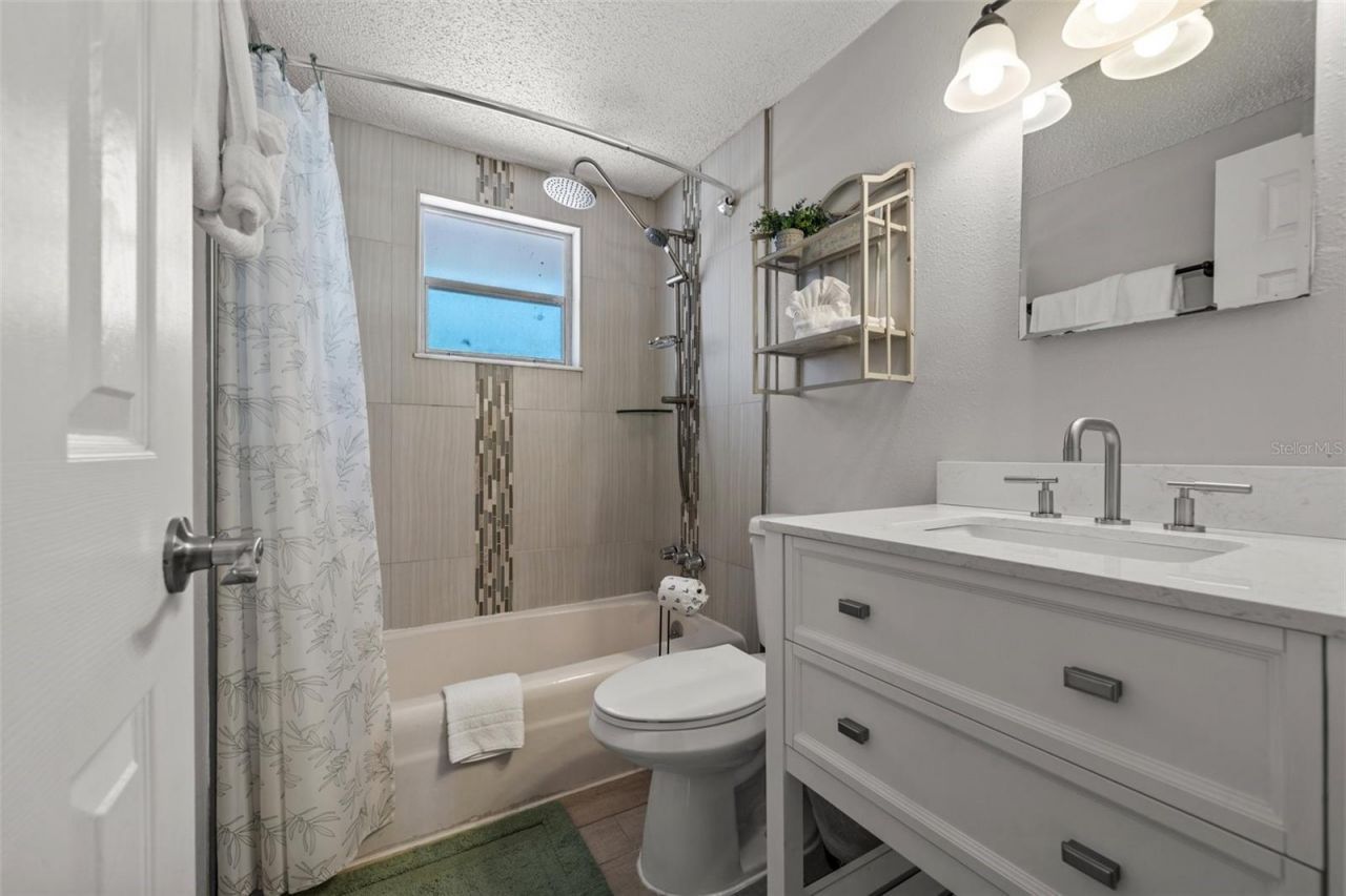 208 Peacock Lane, Holmes Beach, FL 34217 Photo