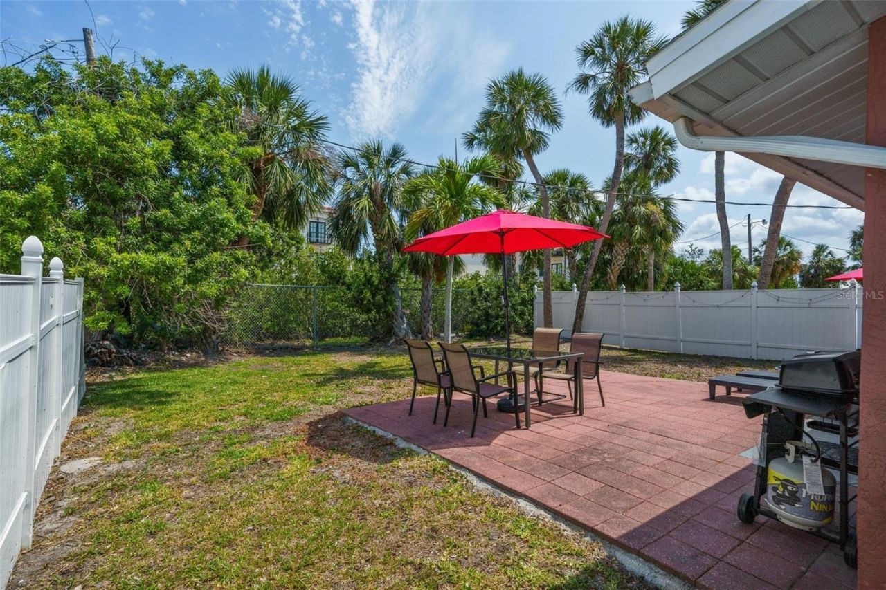 208 Peacock Lane, Holmes Beach, FL 34217 Photo