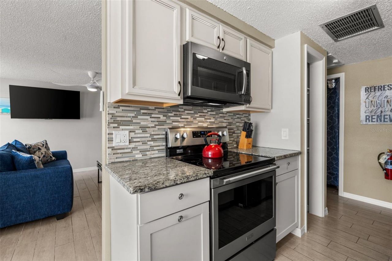 208 Peacock Lane, Holmes Beach, FL 34217 Photo