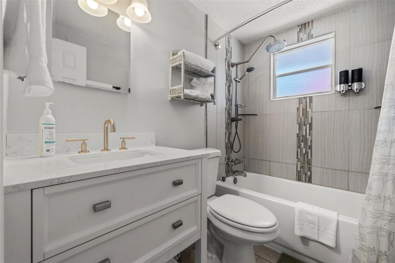 208 Peacock Lane, Holmes Beach, FL 34217 Photo