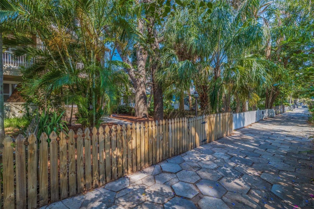 330 Lang Court N, Unit 1, Saint Petersburg, FL 33701 Photo