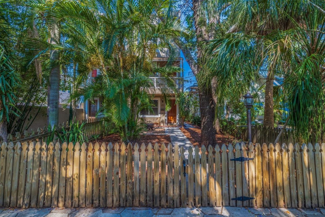 330 Lang Court N, Unit 1, Saint Petersburg, FL 33701 Photo
