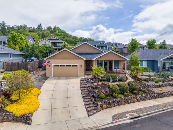218 Cambridge Terrace, Eagle Point, OR 97524