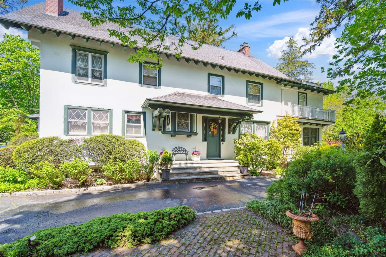 17 The Intervale, Roslyn Estates, NY 11576 Main Photo