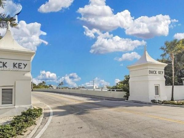 111 Jamaica St, Duck, FL 33050