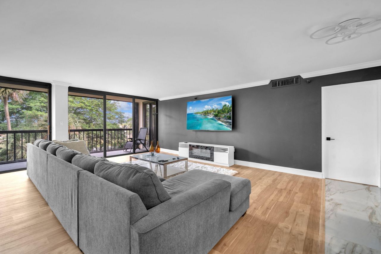 2480 Presidential Way, Unit 303, West Palm Beach, FL 33401 Photo