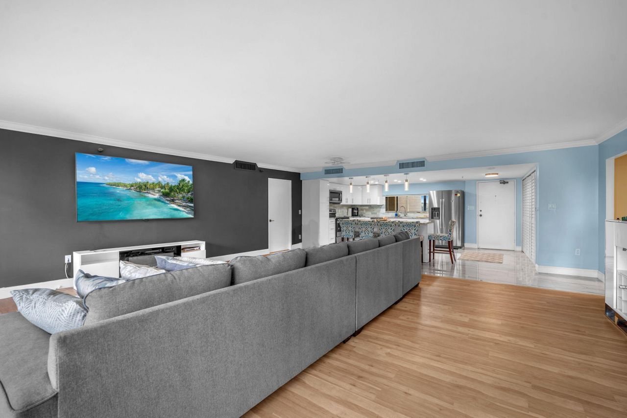 2480 Presidential Way, Unit 303, West Palm Beach, FL 33401 Photo