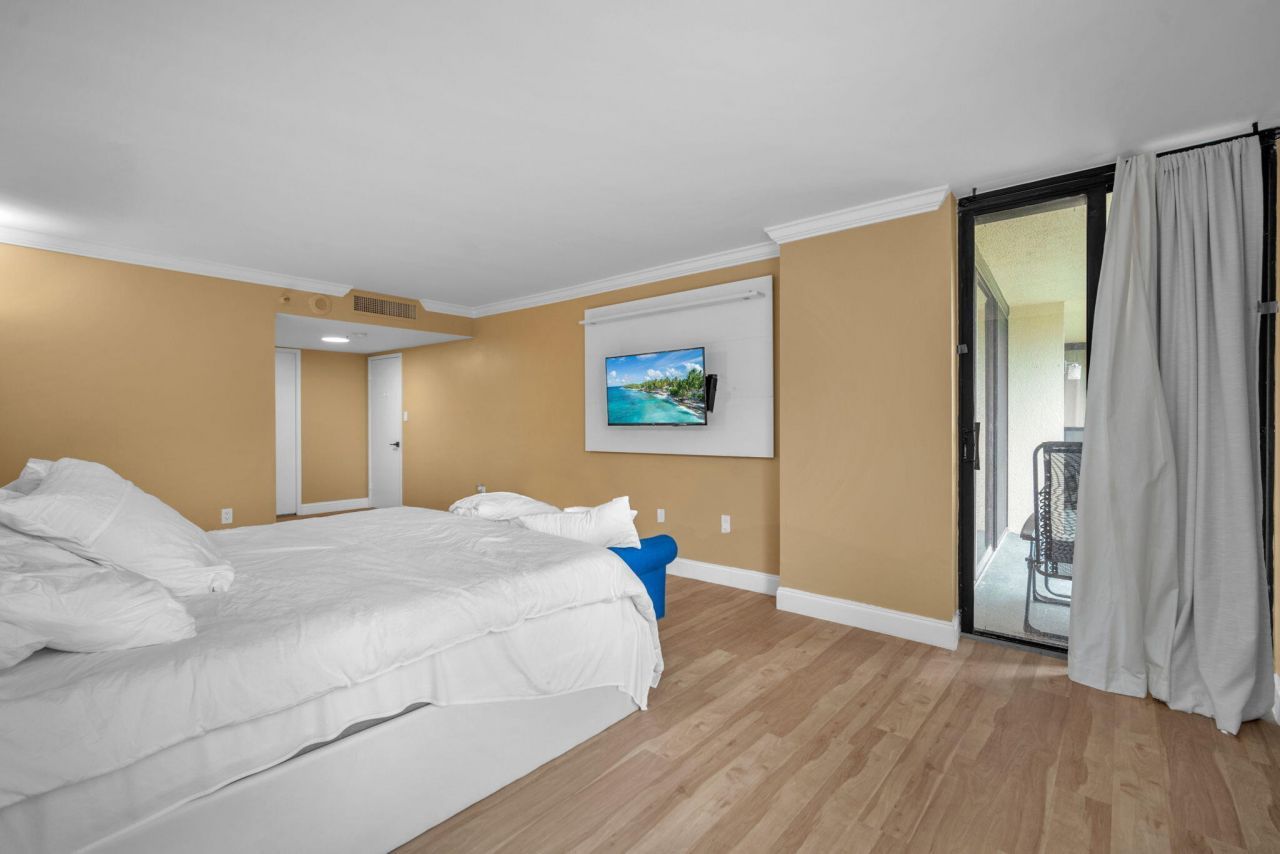 2480 Presidential Way, Unit 303, West Palm Beach, FL 33401 Photo