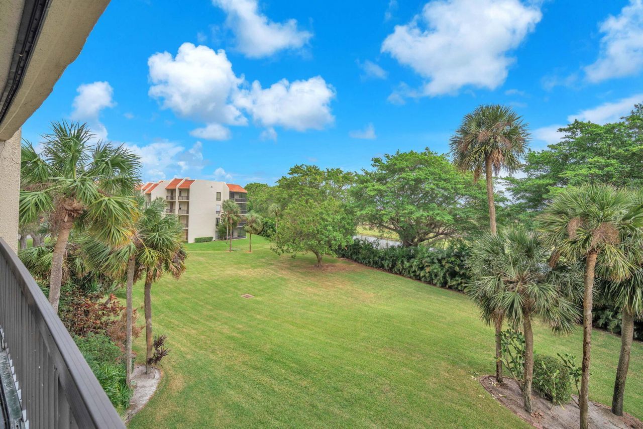 2480 Presidential Way, Unit 303, West Palm Beach, FL 33401 Photo