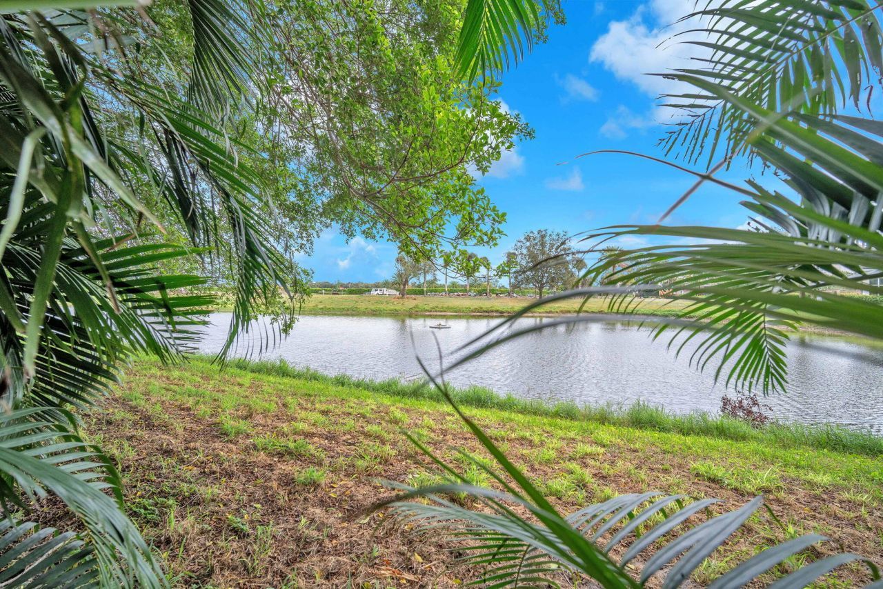 2480 Presidential Way, Unit 303, West Palm Beach, FL 33401 Photo