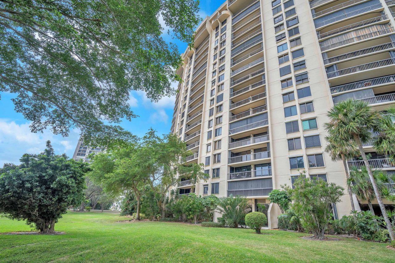 2480 Presidential Way, Unit 303, West Palm Beach, FL 33401 Photo