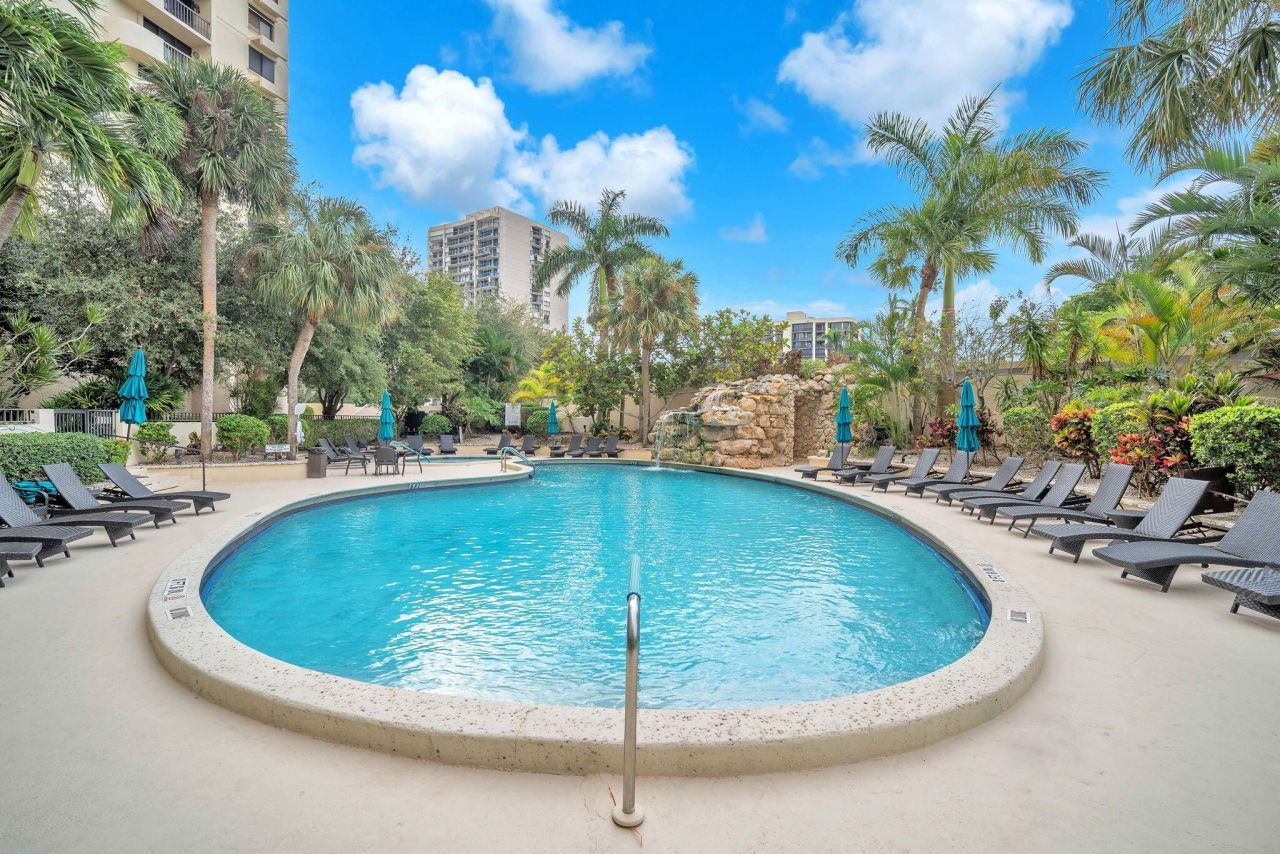 2480 Presidential Way, Unit 303, West Palm Beach, FL 33401 Photo