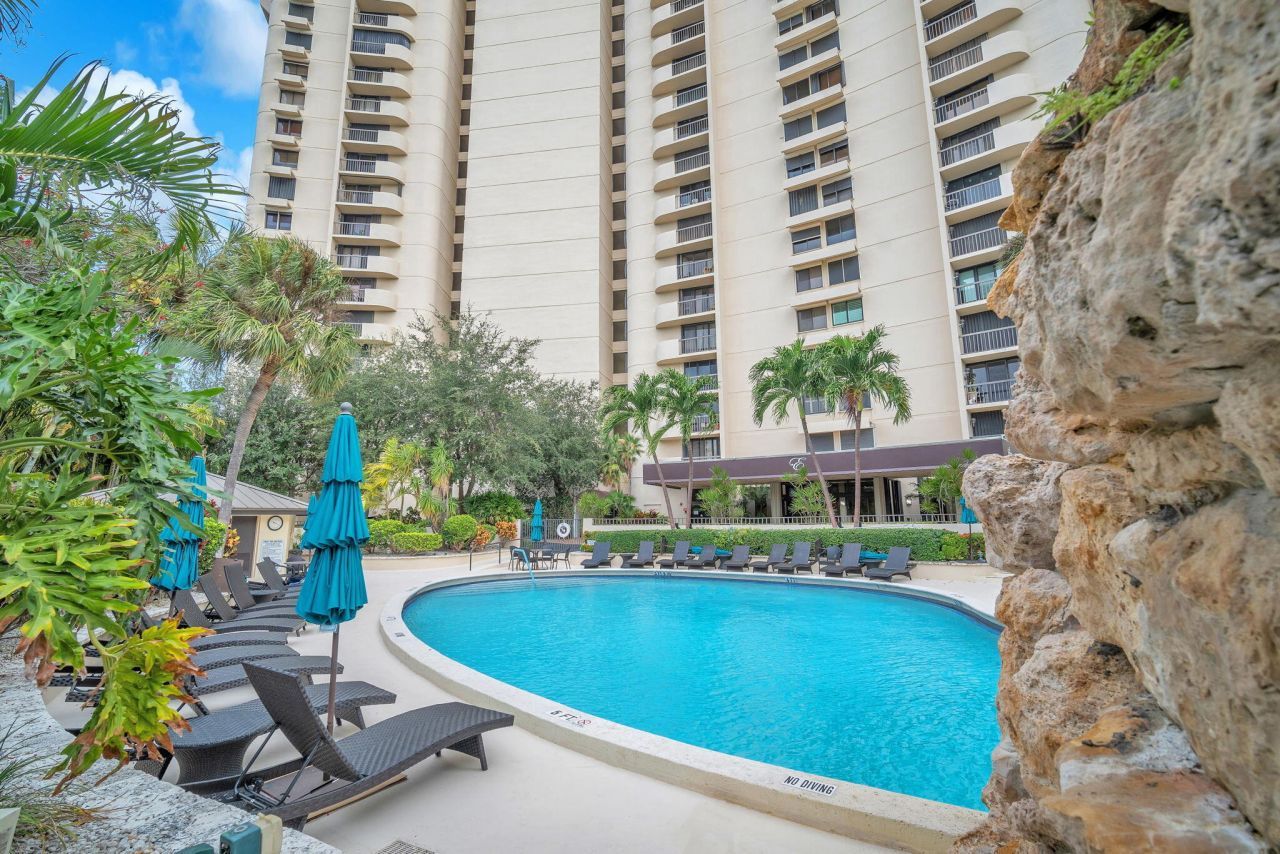 2480 Presidential Way, Unit 303, West Palm Beach, FL 33401 Photo