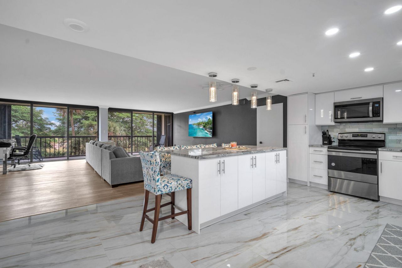 2480 Presidential Way, Unit 303, West Palm Beach, FL 33401 Photo