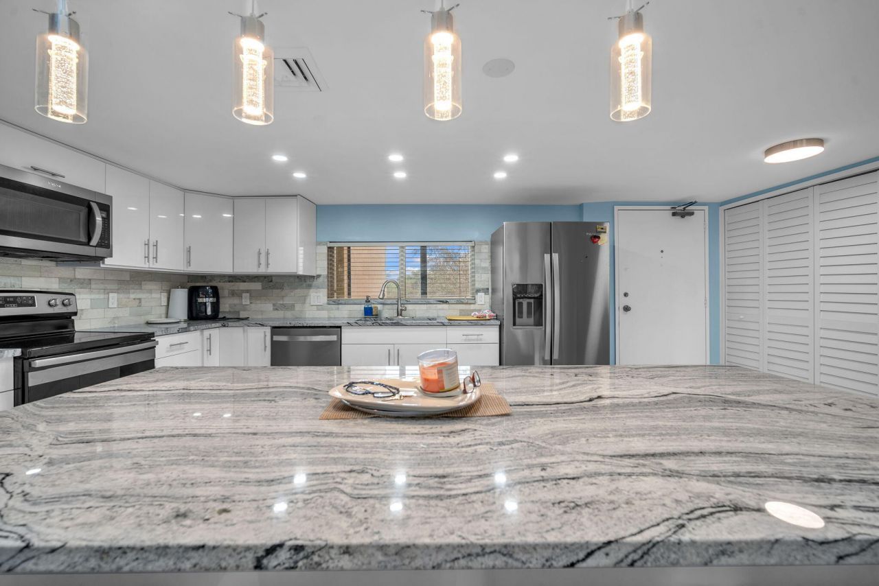 2480 Presidential Way, Unit 303, West Palm Beach, FL 33401 Photo