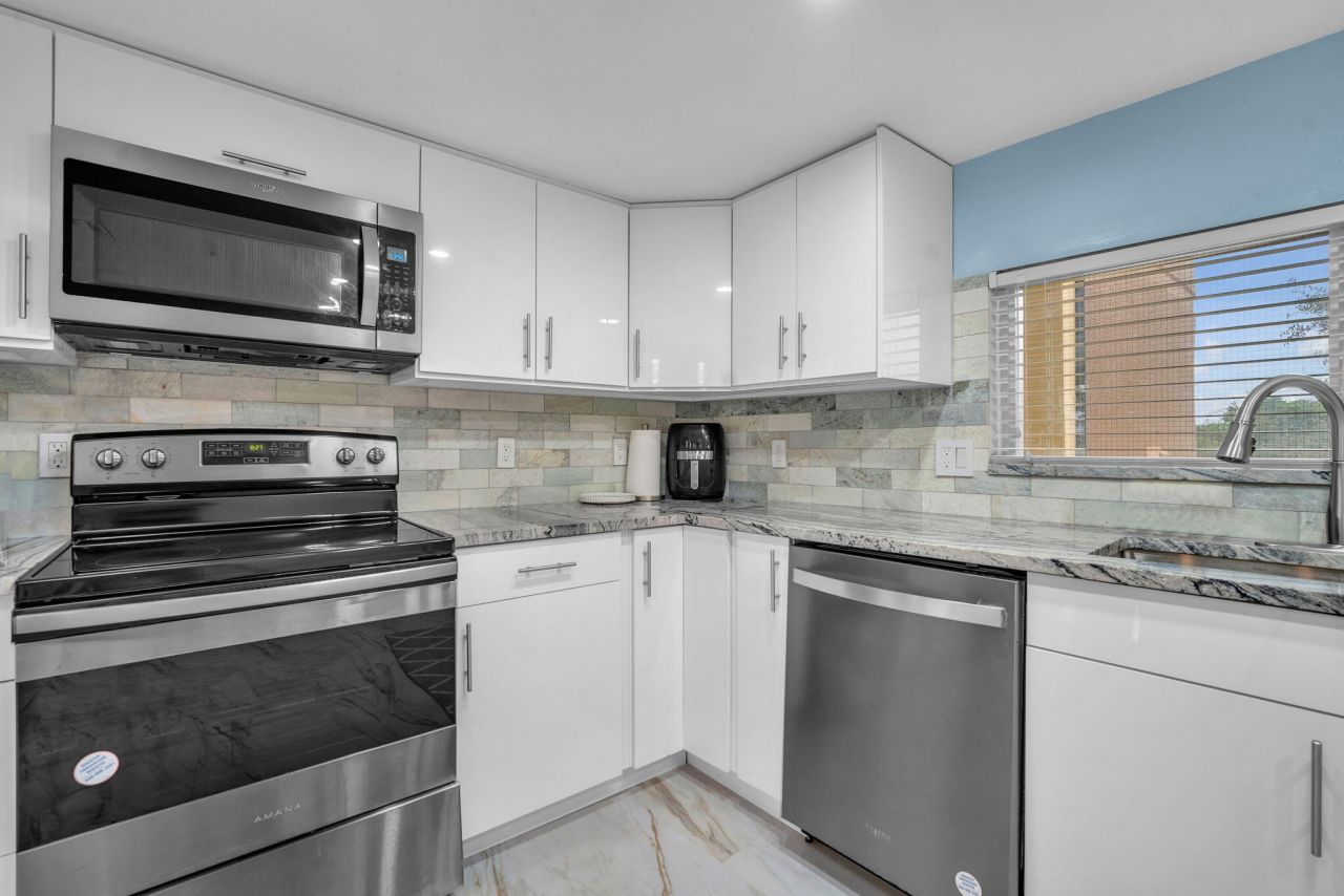 2480 Presidential Way, Unit 303, West Palm Beach, FL 33401 Photo