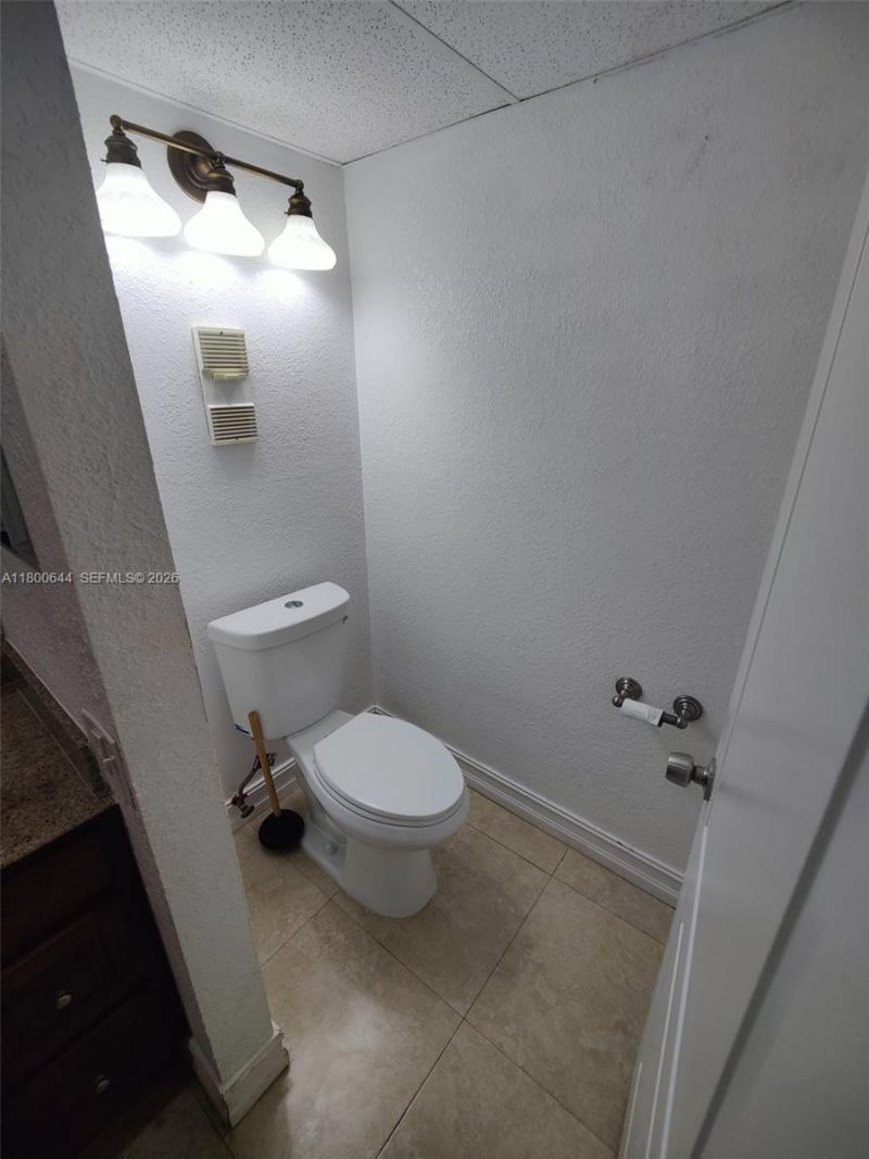 616 Executive Center Dr, Unit 107, West Palm Beach, FL 33401 Photo