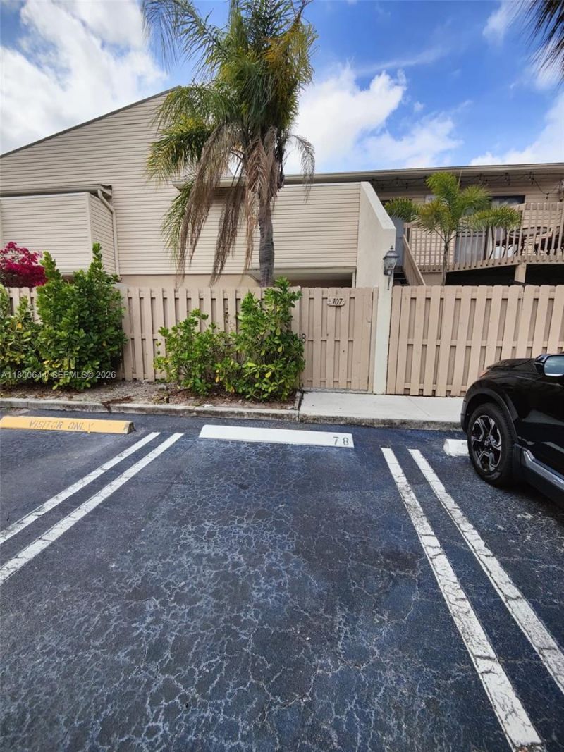 616 Executive Center Dr, Unit 107, West Palm Beach, FL 33401 Photo